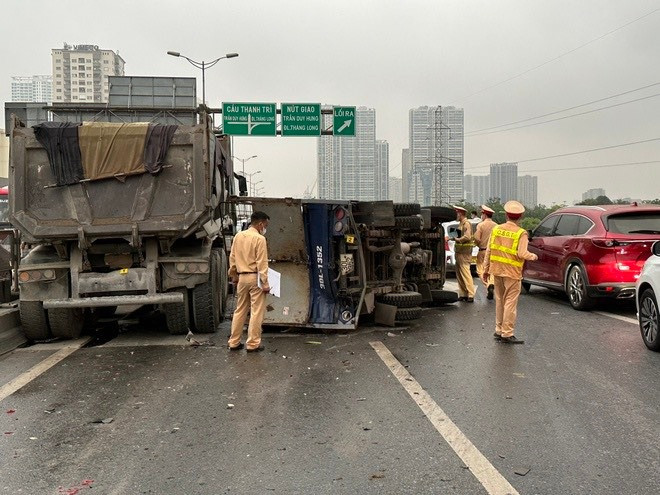 Vụ tai nạn khiến đường Vành đai 3 hướng đi Pháp Vân ùn tắc kéo dài nhiều km. Ngay sau khi nhận được tin, lực lượng Cảnh sát giao thông Công an thành phố Hà Nội có mặt kịp thời, phân luồng giao thông.