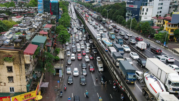 Thời tiết Hà Nội có mưa kéo dài vào sáng 29/4 nên một số điểm xảy ra ngập úng cùng một số vụ va chạm giao thông khiến giao thông thêm ùn tắc.