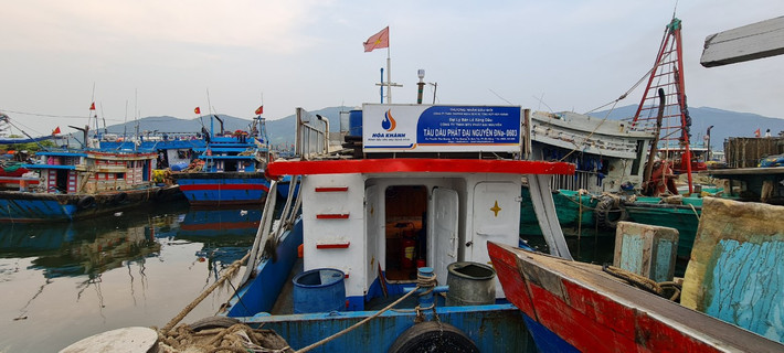 Có cả tàu chở nhiên liệu phục vụ tận nơi.