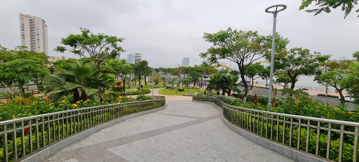 Công viên APEC tọa lạc giữa trung tâm thành phố Đà Nẵng, bên cạnh bờ sông Hàn thơ mộng, ở vị trí đắc địa giữa cầu Rồng và cầu Trần Thị Lý.