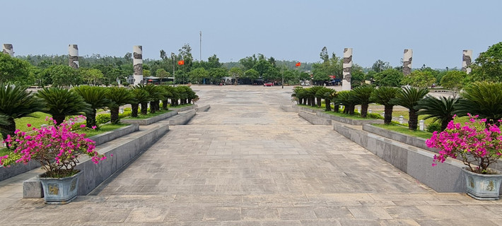 Hệ thống không gian công viên Tượng đài Mẹ Thứ được tổ chức theo hình thức không gian nghi lễ truyền thống: Có quảng trường - cổng - đường dẫn chính - sân hành lễ - đài và hậu đài.