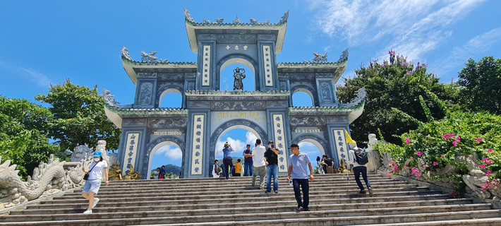 Địa điểm du lịch tâm linh đặc biệt không thể bỏ qua đối với du khách gần xa là ngôi chùa Linh Ứng Sơn Trà - nơi hội tụ linh khí của đất trời, là niềm tự hào của người dân Đà Nẵng.