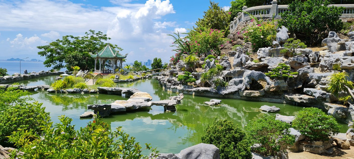 Chùa Linh Ứng Sơn Trà còn là nơi giao hòa giữa biển trời với núi sông trong khoảng không trầm lặng, với tiếng vỗ rì rầm của biển cả. Chùa nằm tựa lưng vào đỉnh Sơn Trà vững chãi, được xem là ngôi chùa lớn nhất ở thành phố Đà Nẵng cả về quy mô cũng như kiến trúc nghệ thuật.