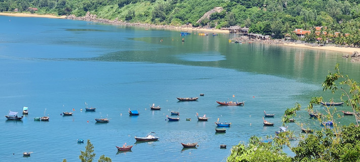 Vòng quanh chân núi có nhiều bãi cát trắng mịn như Bãi Bàng, Bãi Rạng, Bãi Bụt, Bãi Nam ... với khung cảnh tuyệt đẹp.