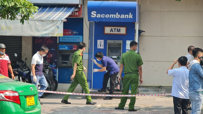 11h15 trưa cùng ngày, thấy phía trước ngân hàng vắng người, Cao đi vào bên trong rồi bấm nút cửa cuốn xuống để tránh bên ngoài phát hiện. Lúc này trong ngân hàng có 6 người đang làm việc, Cao cầm súng nhựa, bấm nút bật roi điện và hô "cướp đây" và đi vào phía sau quầy giao dịch thì gặp nhân viên bảo vệ từ nhà vệ sinh đi ra, Cao ép người này vào tường và uy hiếp yêu cầu tất cả nhân viên phải quay mặt vào tường. Cao đến quầy kế toán và đưa 1 túi bằng vải màu xanh tím than cho 1 nữ nhân viên, yêu cầu lấy tiền bỏ vào trong túi.