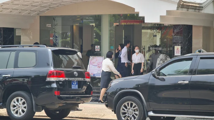 Đến 10h30 cùng ngày, Cao bỏ tất cả các công cụ đã chuẩn bị vào túi xách rồi bỏ trong cốp xe máy Yamaha Grande màu xám. Cao chạy xe từ phòng trọ đến vòng xuyến đường 3/2 - Đống Đa - Trần Phú (phường Thạch Thang, quận Hải Châu) thì dừng lại, lấy biển số giả đã chuẩn bị sẵn, dán đè lên biển số xe máy thật, rồi điều khiển xe đến để gần trụ ATM trước ngân hàng.