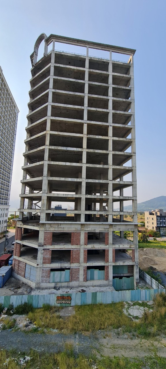 Đi qua cầu Thuận Phước - một trong những cây cầu đẹp nhất Đà thành, bên cạnh vẻ đẹp lung linh huyền ảo của vùng đất "đầu biển cuối sông", người ta còn ngỡ ngàng trước một tòa nhà bỏ hoang nơi đây.