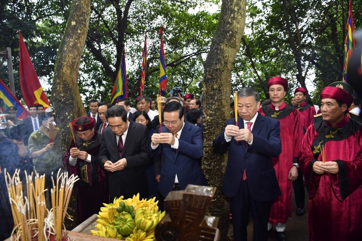 Chủ tịch nước Võ Văn Thưởng và các đồng chí lãnh đạo Đảng, Nhà nước thắp hương tưởng nhớ các Vua Hùng. Với tấm lòng thành kính tri ân công đức Tổ tiên, thể hiện đạo lý “Uống nước nhớ nguồn” của dân tộc Việt Nam, Chủ tịch nước Võ Văn Thưởng cùng các đồng chí lãnh đạo Đảng, Nhà nước và lãnh đạo địa phương bày tỏ lòng biết ơn sâu sắc các bậc tiền nhân đã có công dựng nước để con cháu nối tiếp truyền thống Lạc Hồng xây dựng đất nước Việt Nam giàu đẹp, văn minh như ngày hôm nay.