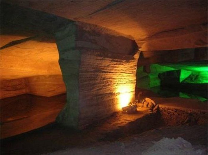 2. Động Long Du, Trung Quốc. Đây là một hang động nhân tạo, tuy nhiên điều khiến giới khảo cổ đau đầu đó là quy mô của nó quá rộng lớn, phải có sự tham gia của hàng ngàn người. Thế nhưng không có bất cứ hồ sơ lịch sử nào đề cập đến những hang động hoặc các phương pháp sử dụng để xay dựng chúng.