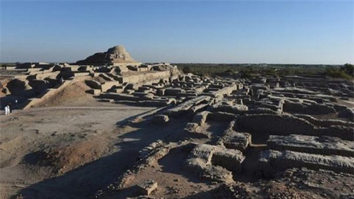 6. Mohenjo-daro - Gò đất chết, Pakistan. Năm 1922, nhà khảo cổ Ấn Độ R. D. Banerji phát hiện ra tàn tích cổ ở một trong những hòn đảo trên sông Indus. Câu hỏi lớn đặt ra là thành phố này bị phá hủy thế nào, chuyện gì đã xảy ra với người dân ở đâu. Và dù đã trải qua rất nhiều các cuộc khai quật thì đây vẫn là một bí ẩn khảo cổ vẫn chưa được giải mã.