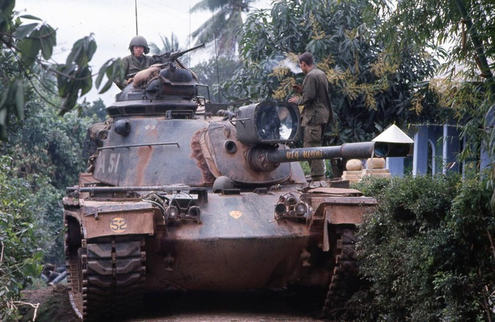 Theo thống kê sau này của Mỹ, có khoảng 500 xe tăng M48 Patton từng bị phá huỷ khi tham chiến ở Việt Nam. Kèm theo đó là một số lượng không hề nhỏ M48 Patton bị ta tịch thu làm chiến lợi phẩm sau khi chiến tranh kết thúc. Tới nay, Việt Nam vẫn giữ trong kho rất nhiều xe tăng M48 Patton chiến lợi phẩm đang trong tình trạng tốt. Nguồn ảnh: Pinterest.
