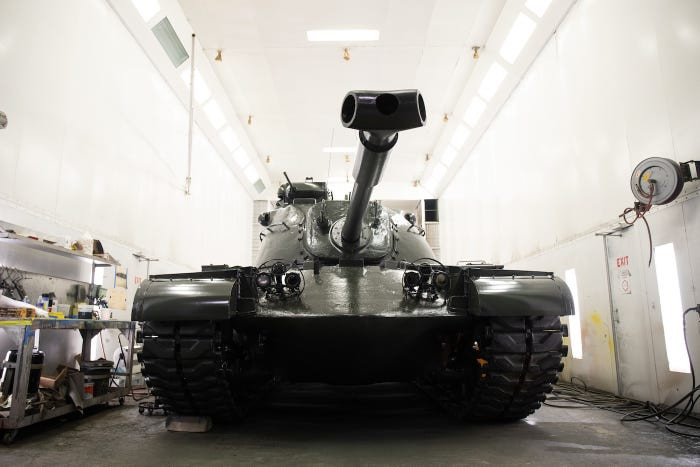 Tại đây, chiếc M48 Patton sẽ được trưng bày như một biểu tượng của quân đội Mỹ trong quá khứ. Một điều khó hiểu là không rõ quân đội Mỹ nghĩ gì khi trưng bày xe tăng ở... căn cứ không quân. Nguồn ảnh: BI.