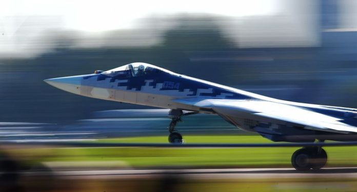 Theo truyền thông Nga, chiếc tiêm kích Su-57 vừa rơi thực ra không phải là thông tin quá đáng lo ngại vì khi này tiêm kích Su-57 mới chỉ vừa ra khỏi nhà máy và bay nghiệm thu, chưa được biên chế về Không quân Nga. Nguồn ảnh: Rumil.