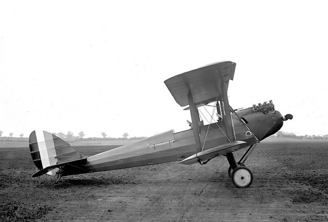 Sau khi chạy đà trên đường băng, chiếc Tiger Moth đã cất cánh thành công, bay lên độ cao hơn một chục mét nhưng chưa được một cây số đã rơi xuoongs sông Gâm khiến cả hai phi công bị thương nhẹ. Nguồn ảnh: Flickr.