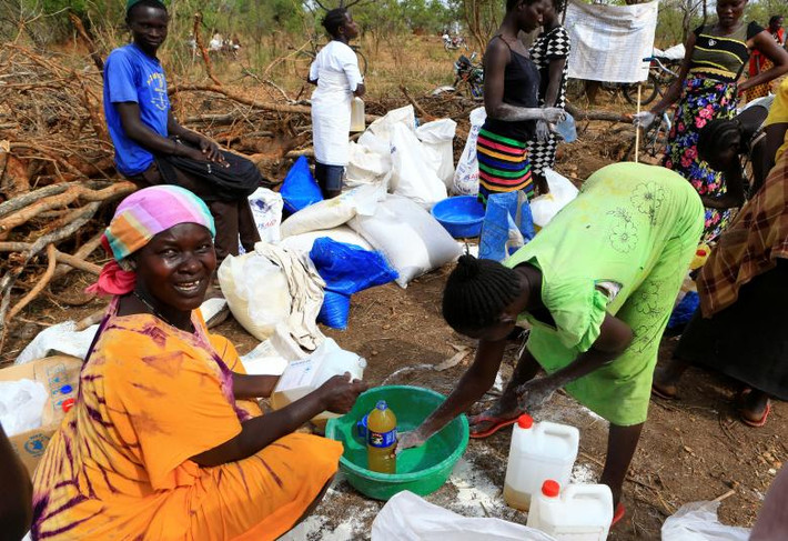 Khuôn mặt rạng rỡ của người phụ nữ khi nhận đồ cứu trợ. (Nguồn ảnh Reuters)