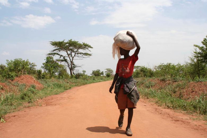 Một người dân tị nạn Nam Sudan mang theo tất cả của nả trong lúc sang biên giới phía Uganda tại trạm cửa khẩu Ngomoromo ở huyện Lamwo, phía bắc Uganda.