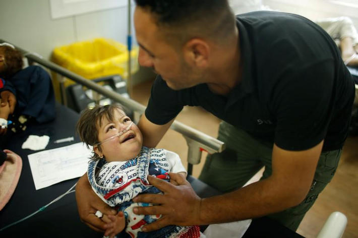 Một trong các bà mẹ chạy trốn khỏi Mosul nói với các bác sĩ bệnh viện rằng, chị không còn cách nào ngoài việc cho con nhỏ uống nước pha với đường, sữa chua hay với bột để qua cơn đói. Nguồn ảnh Reuters