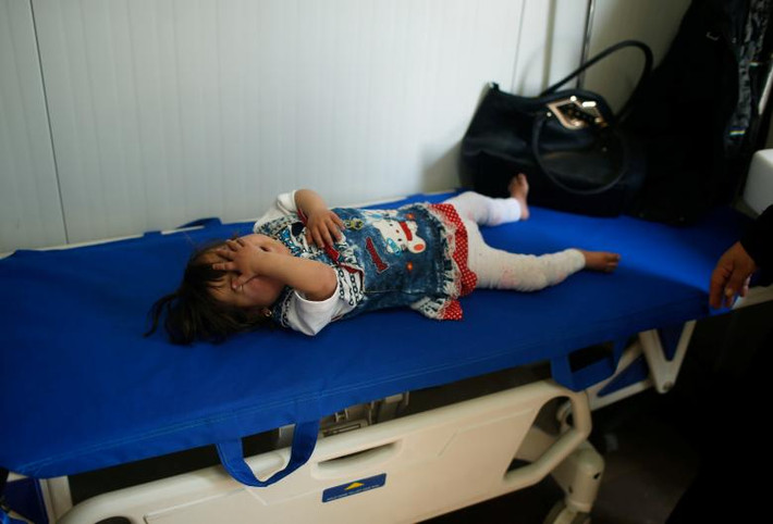 Đa phần các trẻ em Iraq điều trị tại bệnh viện này đều được sinh ra trong trong thời gian lực lượng vũ trang Iraq cắt đứt tuyền đường tiếp tế cuối cùng của IS từ Mosul tới Iraq, bao vây chúng bên trong thành phố. Điều này dẫn tới tình trạng thiếu lương thực trầm trọng đối với dân thường nơi đây.