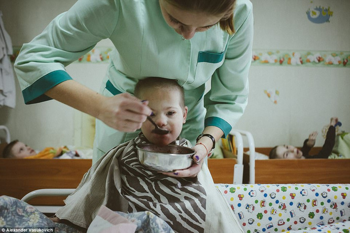 Tuy nhiên, các giám đốc của trại mồ côi đó biện minh rằng, họ thiếu tiền để mua các thực phẩm đặc biệt giàu chất dinh dưỡng cho các cháu nhỏ ở trại mồ côi.