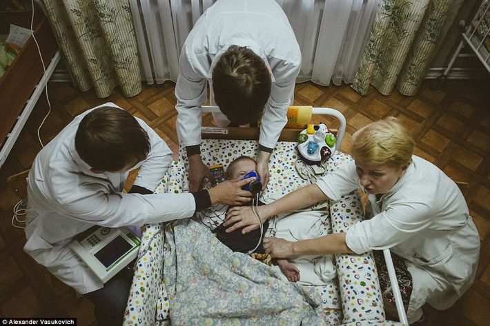 Các bác sĩ đang cứu chữa cho một bệnh nhân nhi vốn là một em mồ côi.