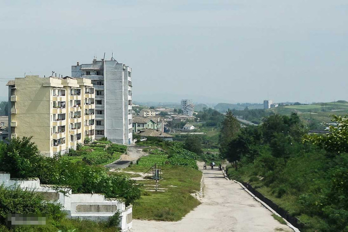 Những nhà dân nằm ở bên cạnh con đường khi tuyến cao tốc này sắp kết thúc.