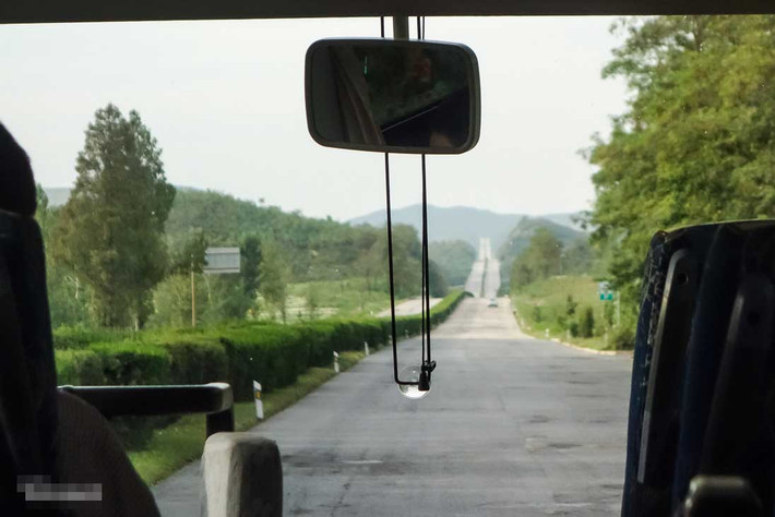 Con đường cao tốc Bình Nhưỡng-Khai Thành (Kaesong) sẽ là hướng di chuyển để tới khu phi quân sự liên Triều (DMZ). Con đường xuống cấp và ít xe cộ đi lại.