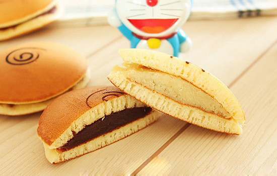 Bánh rán Doraemon nhân đậu đen. Để làm món ăn này các mẹ cần có lò nướng trong nhà và hơi tốn công một chút vì phần vỏ bánh và ruột được làm riêng sau đó mới kẹp với nhau. Các mẹ có thể điều chỉnh lượng đường trong nhân tùy theo ý thích của bé.
