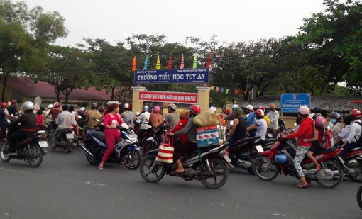 Cuối cùng là mối nguy hiểm đến từ cổng trường, giao thông ở đây luôn rất hỗn loạn trong giờ cao điểm và trong một vài trường hợp các phụ huynh còn thản nhiên phi xe máy vào trong trường học gây nguy hiểm cho các bé. Ảnh: Binhduong.