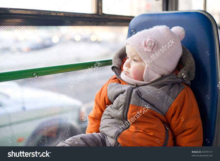 Để bé đi xe khách cũng là một thử thách khá khó khăn với nhiều bà mẹ, đặc biệt là đối với các em bé 1, 2 tuổi. Ảnh: Shuterstock.