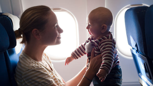 Việc giữ bé ngoan không khóc trên xe khách, máy bay thực chất rất đơn giản chứ không "ác mộng" như nhiều người vẫn nghĩ. Ảnh: Jougesin.