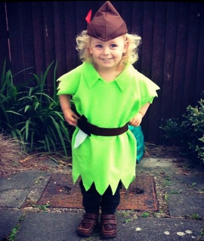 Peter Pan trong thân hình bé nhỏ với bộ trang phục tông xuyệt tông. Ảnh: Brightside.