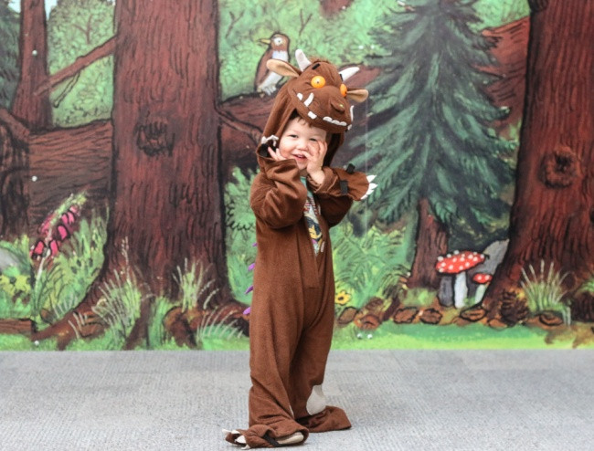 Em bé hóa thân thành nhân vật chính trong bộ phim hoạt hình "The Gruffalo". Nhân vật Gruffalo phiên bản nhí này có phần đáng yêu hơn phiên bản gốc rất nhiều. Ảnh: Brightside.