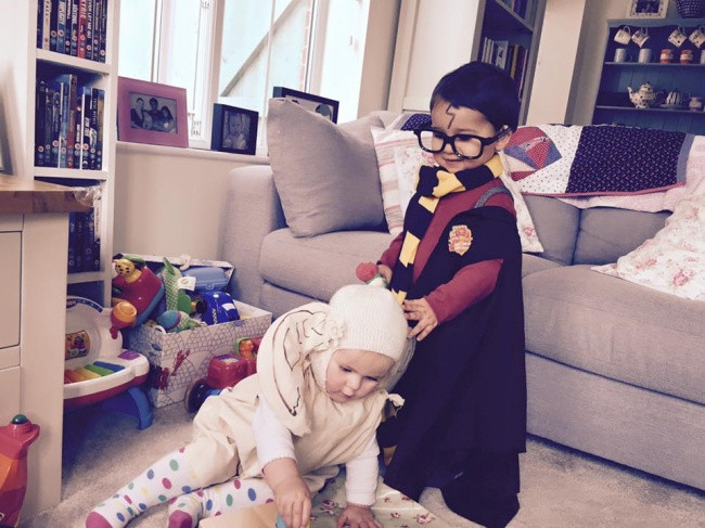 Hai anh em đáng yêu nhập vai trong Harry Potter và Ngôi trường phù thủy. Ảnh: Brightside.