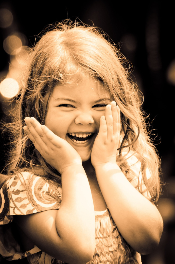 Nụ cười bẽn lẽn của cô bé điệu đà có mái tóc dài tuyệt đẹp. Ảnh: Brightside.