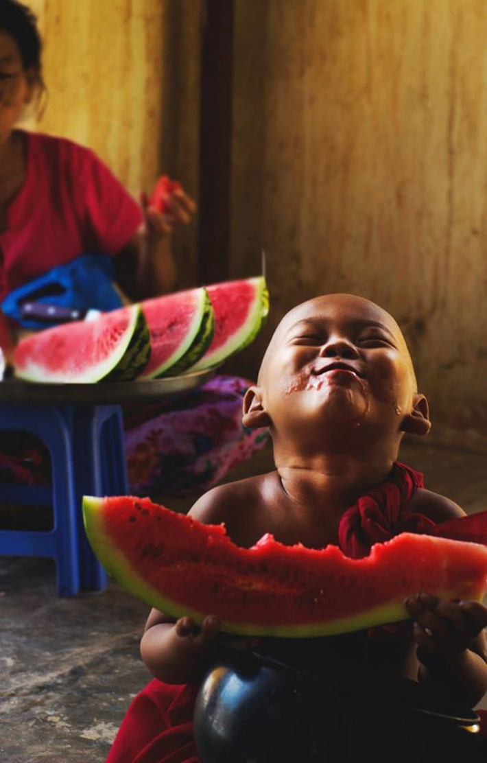Có những lúc nụ cười xuất phát từ những niềm vui rất... trẻ con như được ăn thứ đồ mình thích. Ảnh: Brightside.