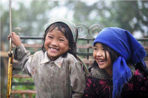 Hai cô bé với bộ quần áo cũ kỹ, nhàu nát nhưng vẫn nở nụ cười tươi rói. Ảnh: Khoahoc.