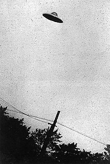 Cựu Trung úy Không quân Robert Jacobs cũng tiết lộ rằng bằng chứng về UFO đã bị che đậy suốt 17 năm.