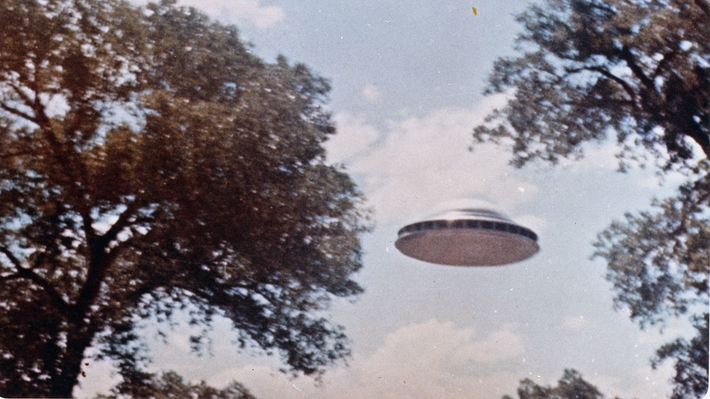 Luis Elizondo, cựu sĩ quan tình báo, cho rằng một số UFO có công nghệ vượt trội so với con người và có thể đã tồn tại trên Trái Đất từ rất lâu.