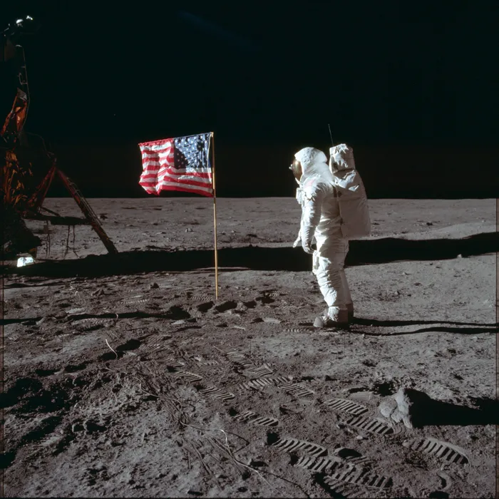 Lá cờ Mỹ do phi hành gia Neil Armstrong và Buzz Aldrin cắm trên Mặt Trăng trong sứ mệnh Apollo 11 (năm 1969) có thể không còn nguyên vẹn.