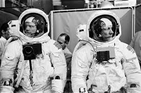Theo Buzz Aldrin, luồng hơi từ tên lửa đẩy khi phi thuyền rời đi đã làm thổi bay lá cờ.