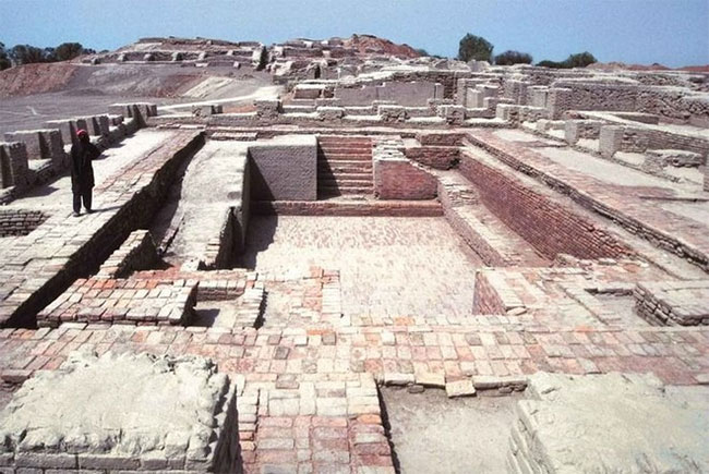 3. Nền văn minh Thung lũng Indus: Một trong những xã hội đô thị sớm nhất với dân số hơn 5 triệu người. Sự suy tàn của nền văn minh này có thể do thảm họa thiên nhiên như động đất hoặc lũ lụt, hoặc biến đổi khí hậu.