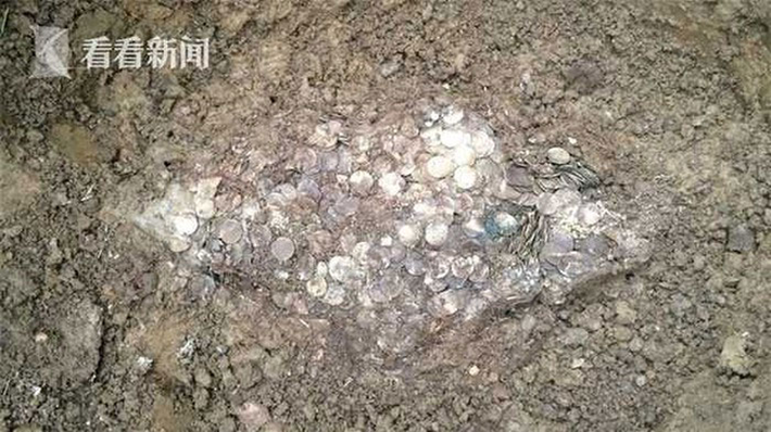 Trong một trường hợp tương tự, Paul Coleman, một thợ săn kho báu nghiệp dư ở Anh, đã phát hiện một kho báu Anglo Saxon siêu hiếm gồm hơn 5.251 đồng xu cổ trong một cuộc khai quật vào dịp Giáng Sinh trên cánh đồng gần Aylesbury, Buckinghamshire. Kho báu trị giá khoảng 1,3 triệu bảng Anh (tương đương 39,5 tỷ đồng).