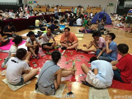 Không chỉ chơi bài trong nhóm nhỏ mà còn chơi theo cả nhóm đông.