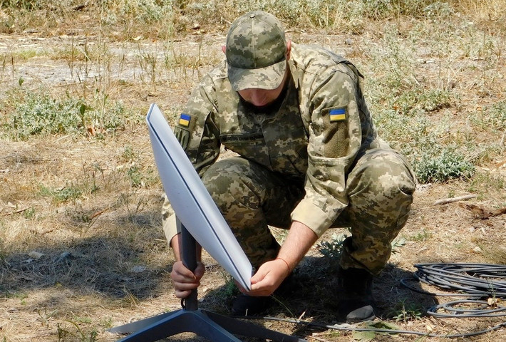 Ukraine phụ thuộc vào Starlink. Họ coi đó là ngôi sao dẫn đường của mình. Mất Starlink sẽ là một đòn giáng mạnh, nguồn tin của Reuters chia sẻ. Starlink rất cần thiết cho việc vận hành máy bay không người lái của Ukraine, thứ vũ khí duy nhất giúp Kiev có thể tạo thế cân bằng với Nga về hỏa lực trên chiến trường.