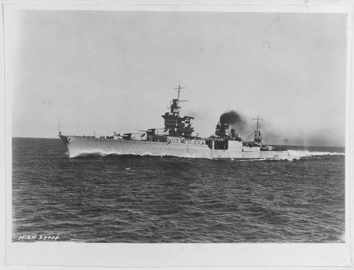 Đêm ngày 30/7/1945, tuần dượng hạm USS Indianapolis của Hải quân Mỹ khi đang trên đường trở về sau khi giao một "gói hàng" bí mật thì bị hai ngư lôi của tàu ngầm Nhật Bản bẻ đôi và chìm ngay lập tức ngoài vùng biển Thái Bình Dương. Đây là tuần dương hạm cuối cùng của Mỹ bị đánh chìm trong Chiến tranh Thế giới thứ hai và là vụ chìm tàu có nhiều thuỷ thủ thiệt mạng nhất của Mỹ. Nguồn ảnh: BI.