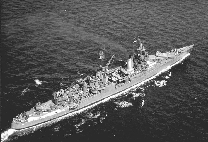 Sau khi sửa chữa, tàu tuần dương hạm USS Indianapolis đã nhận nhiệm vụ bí mật mang quả bom nguyên tử sẽ ném xuống Hiroshima tới đảo Tinian. Nguồn ảnh: BI.