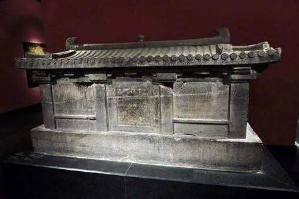 Năm 1957, ở thành phố Tây An, tỉnh Thiểm Tây (Trung Quốc), một ngôi mộ cổ thuộc triều đại nhà Tùy được khai quật, là nơi an nghỉ của Lý Tịnh Huấn, cháu ngoại của hoàng hậu Dương Lệ Hoa. Lý Tịnh Huấn qua đời khi mới 9 tuổi, và ngôi mộ được chôn cất một cách trang trọng với nhiều đồ tùy táng quý giá.