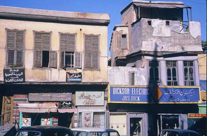 Các cửa hiệu mọc san sát nhau. Ảnh OLA