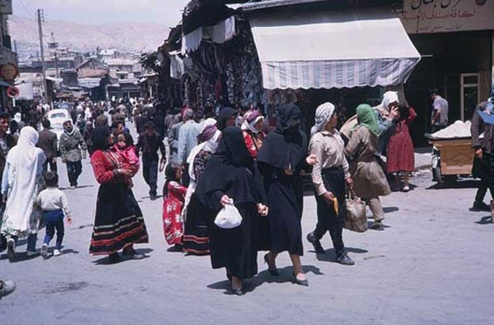 Các chị em phụ nữ Syria ra phố. Ảnh OLA