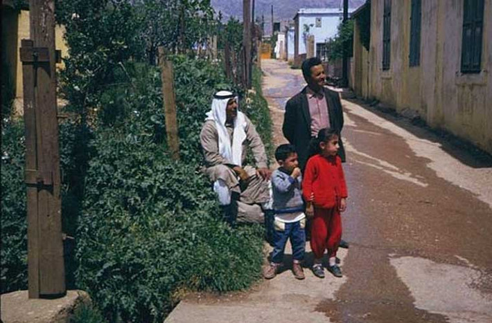 Nhóm du lịch đứng bên con đường ở thị trấn nhỏ nằm giữa Beirut và Damascus. Ảnh OLA